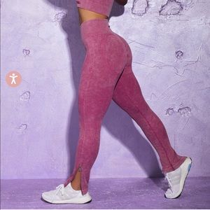 Oh Polly Bo+Tee BURNER
Side Zip Flare Leggings in Dark Pink